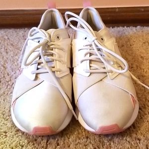 Women's tennis shoes